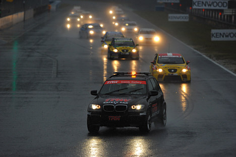 Til Nykjærs store uheld blev en safety car sendt på banen i Japan, foran den ellers stort førende Nykjær.